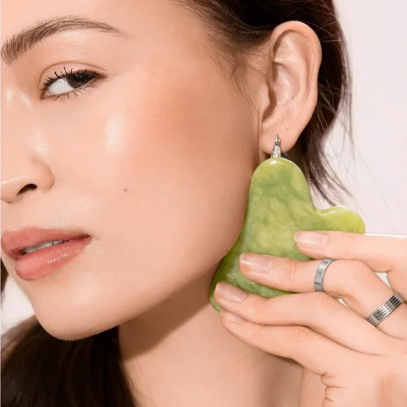 Gua Sha Stone Beauty Tool, Jade β EcoTools - Picture 15 of 17